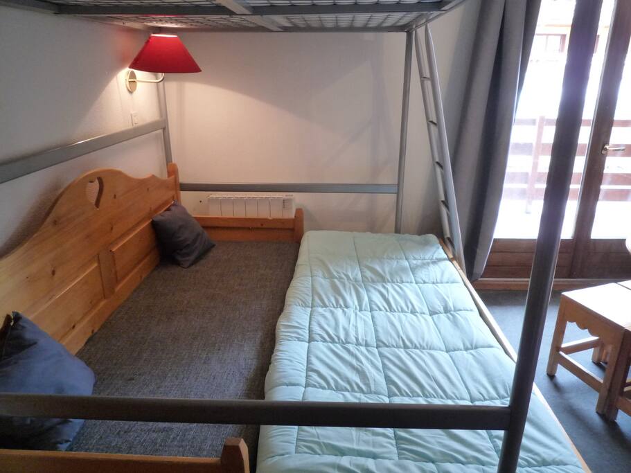 Séjour avec lit gigogne et lit en mezzanine