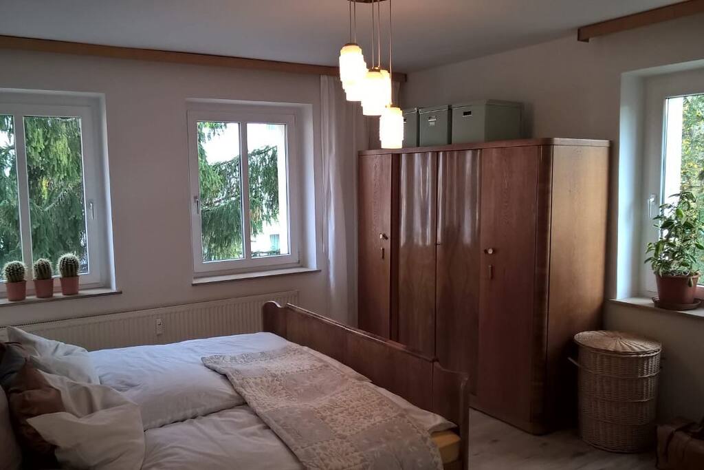 SCHLAFZIMMER 1: Keine Scheu vor viel Gepäck, in dem riesigen Wandschrank bekommt ihr alles unter.