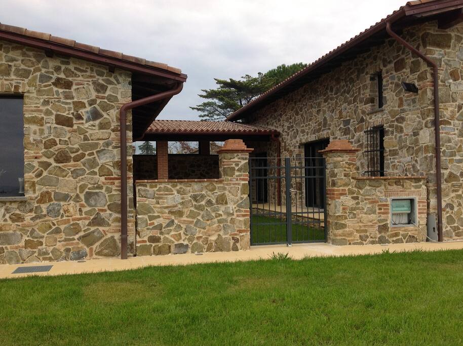 The frontal view with the courtyard