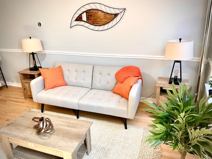 Stunning 2b/1b W/driveway In Heart Of Fed Hill!