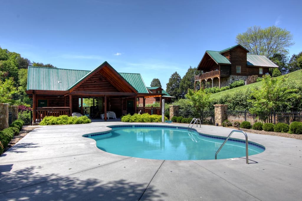 Large Pool w/Pool House