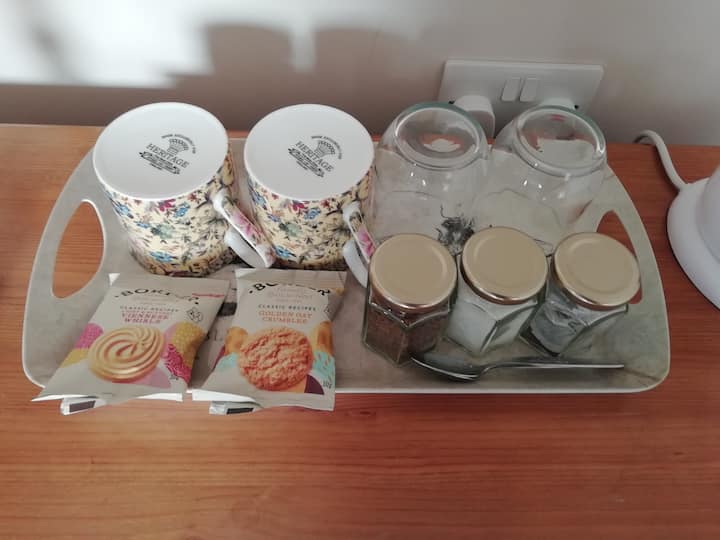 Vifaa vya kutengeneza chai na kahawa katika kila chumba.