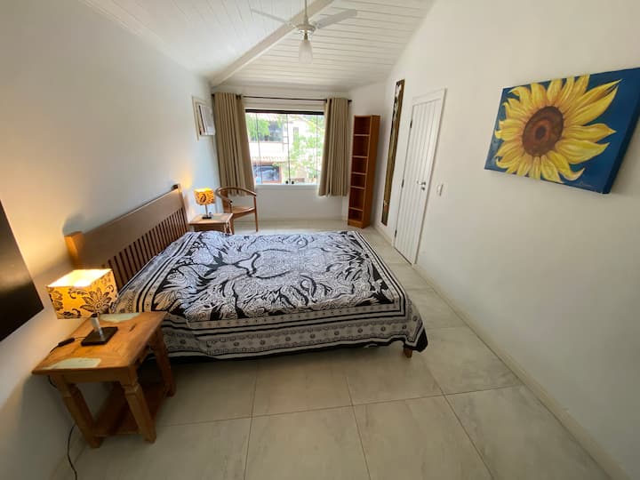 Apartman 3:
Bračni krevet, drugi kat, pogled na kondominij;
Klima-uređaj, stropni ventilator, zavjesa za zamračivanje, privatna kupaonica.