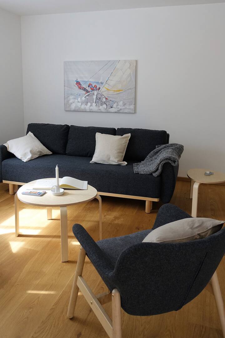 ...la sala de estar te invita a relajarte, leer, ver la televisión y demás.