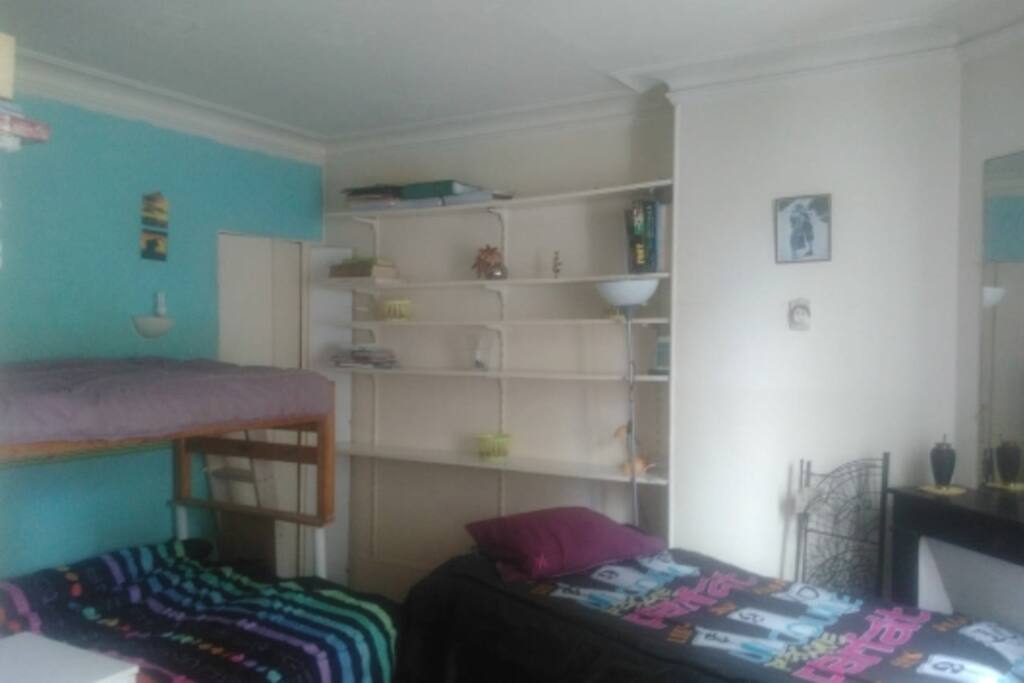 chambre 1 lit superposé + 1 lit
