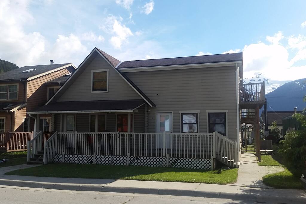 Upper floor studio apartment (top right) in 4 unit complex