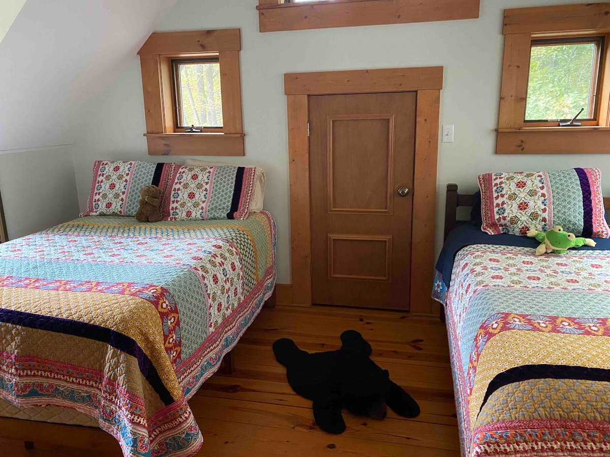 เตียงใหญ่ 1 หลังและเตียงแฝด 1 หลัง ห้องนอนสไตล์ลอฟท์เปิดให้บริการชั้นแรก 