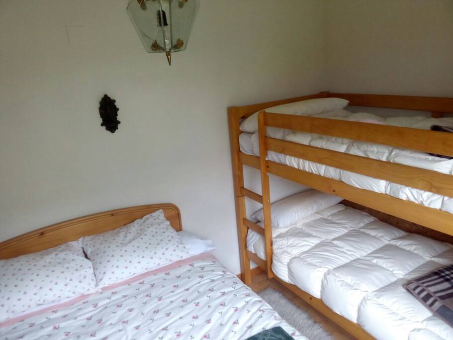 En el dormitorio hay una litera y cama de matrimonio y un armario empotrado. Todos tienen edredones muy calentitos. Hay mantas adicionales para mantenernos calentitos sin dañar al medio ambiente.