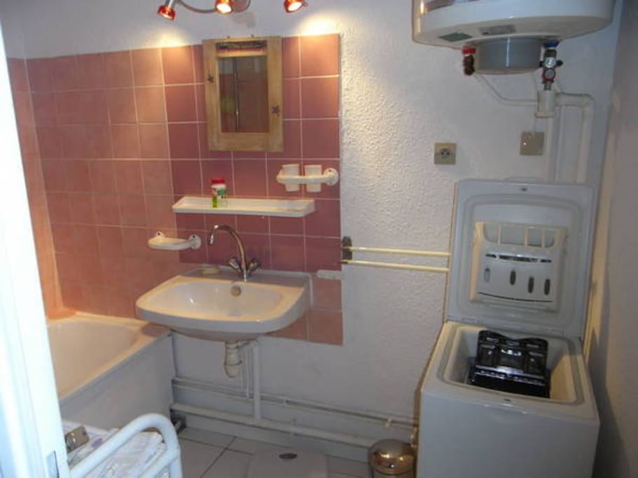 La salle de bain, avec la baignoire et la machine à laver