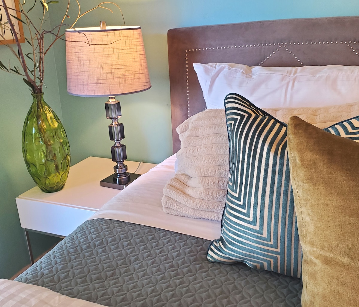 Главен горен дел од перницата во спалната соба, луксузна постелнина. 