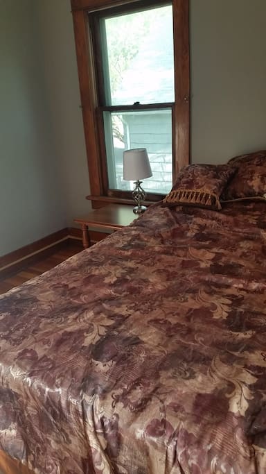 Very comfy queen bed (foam mattress topper and everything).