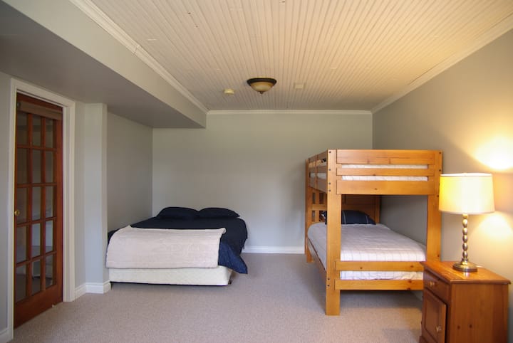 这间低层卧室非常适合大家庭或作为儿童的空间（让成人安静地睡在楼上）。  两张标准双人床，以及带楼梯的双层床，可容纳6人（大小）。 