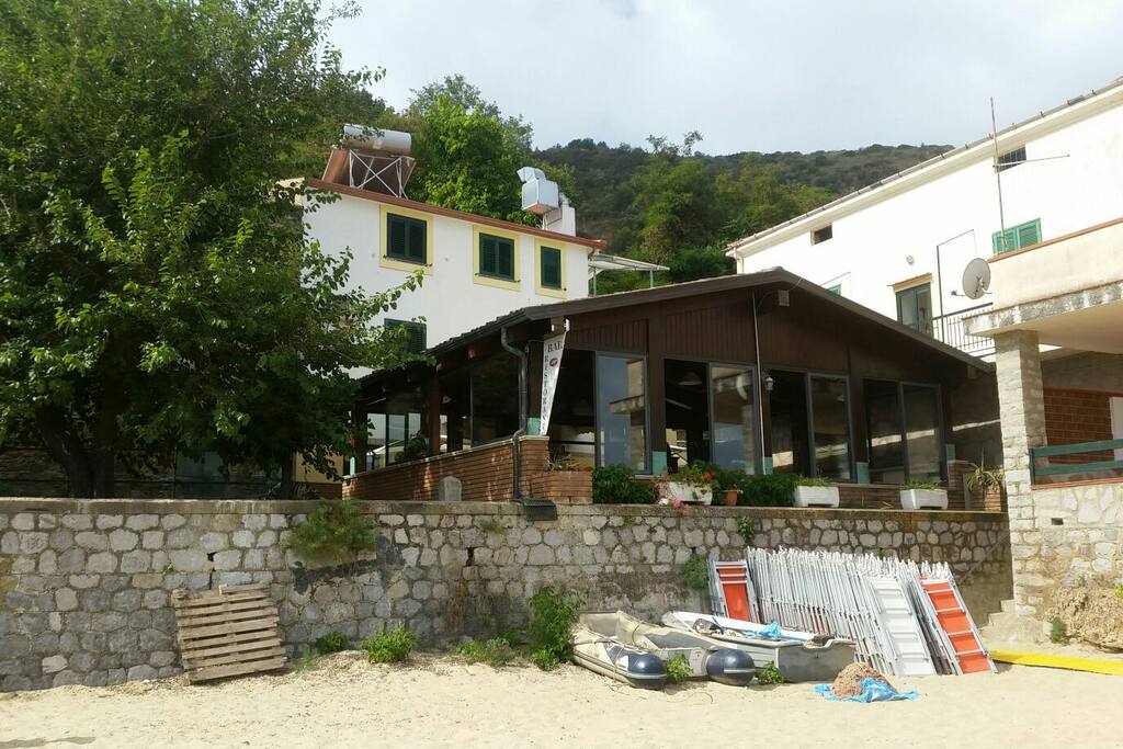 Vista delle camere dalla spiaggia