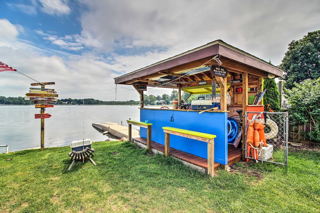 The property includes a tiki bar and private dock!