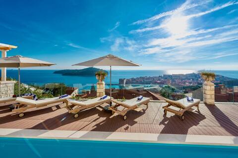 Villa Vega - Three Bedroom Villa with Swimming Pool