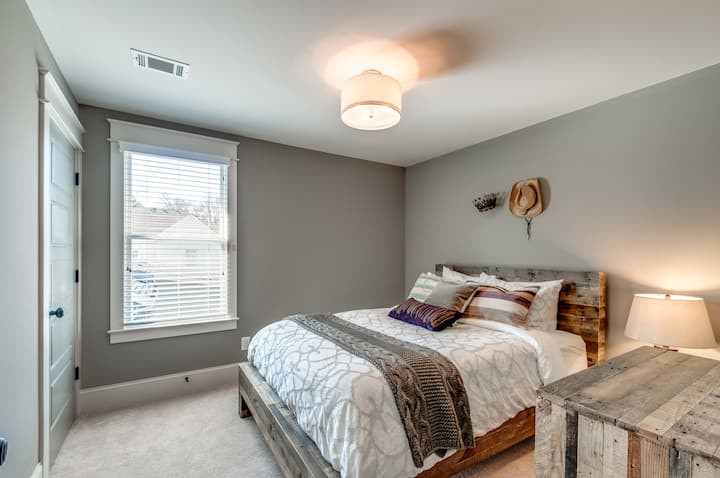 חדר שינה 2: מיטת קווין סייז ושידה מעץ בשימוש חוזר; מצעים מפוארים; ארון גדול; חדר רחצה צמוד עם חדר שינה 1