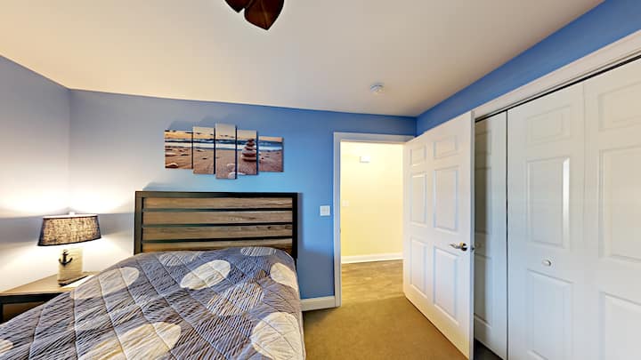 Dormitorio en la planta principal con baño 
- Se proporcionarán sábanas y fundas de almohada. 
- También hay almohadas y edredones en las camas.