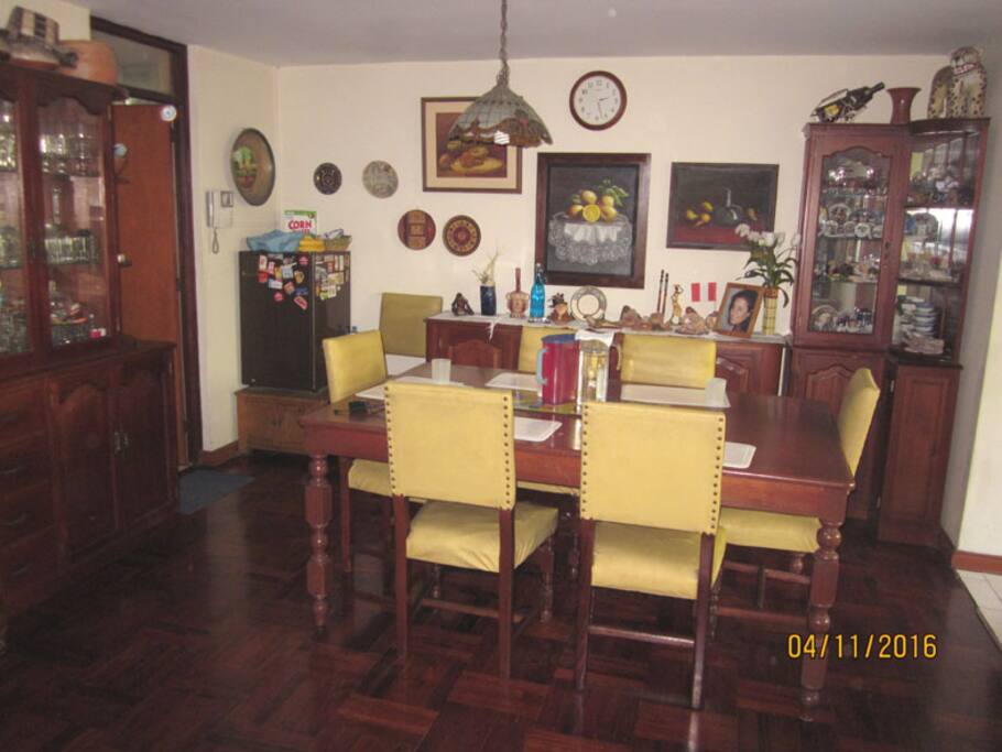 Comedor familiar donde se sirve el desayuno