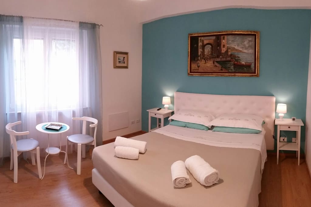 Camera intima e confortevole con bagno interno