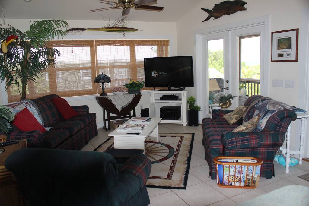 spacious great room 47" HD TV satellite