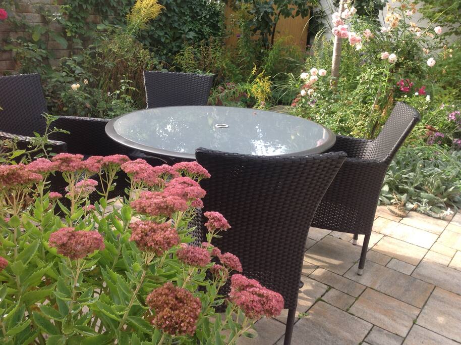 Sonniger Sitzplatz vor dem Wohnzimmer