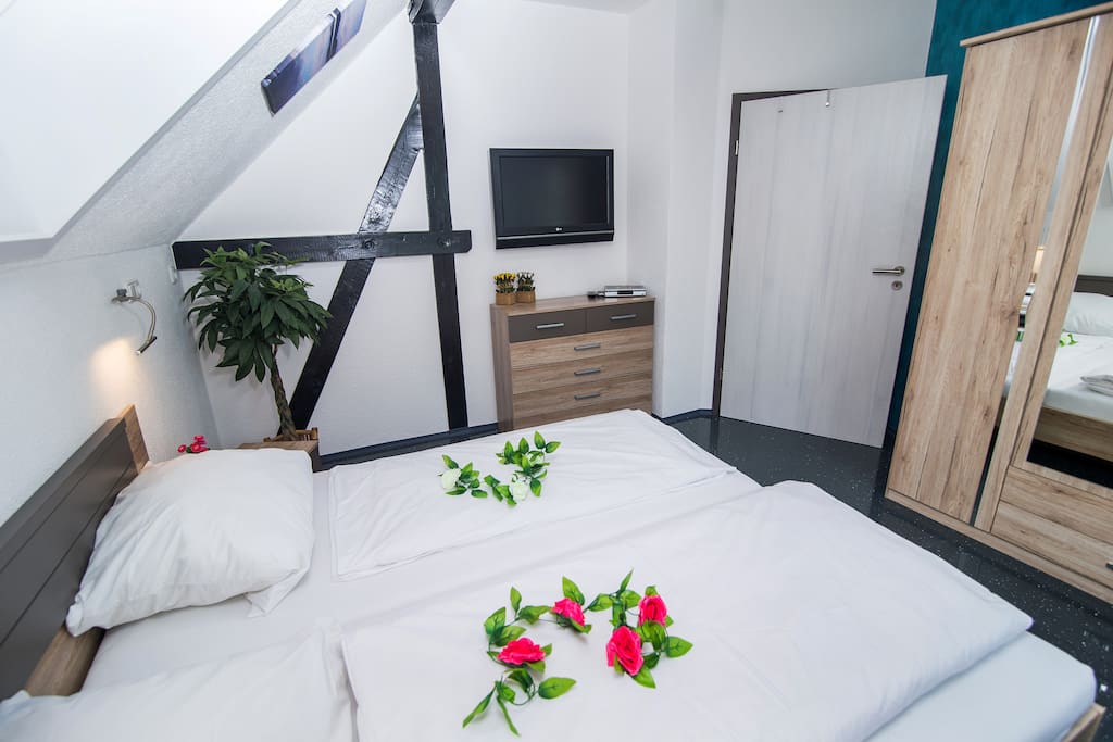 Erstes Schlafzimmer mit gemütlichem Doppelbett + TV