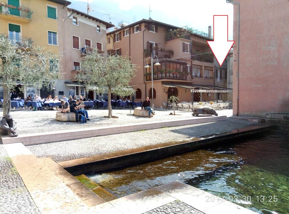 La piazzetta dal lago