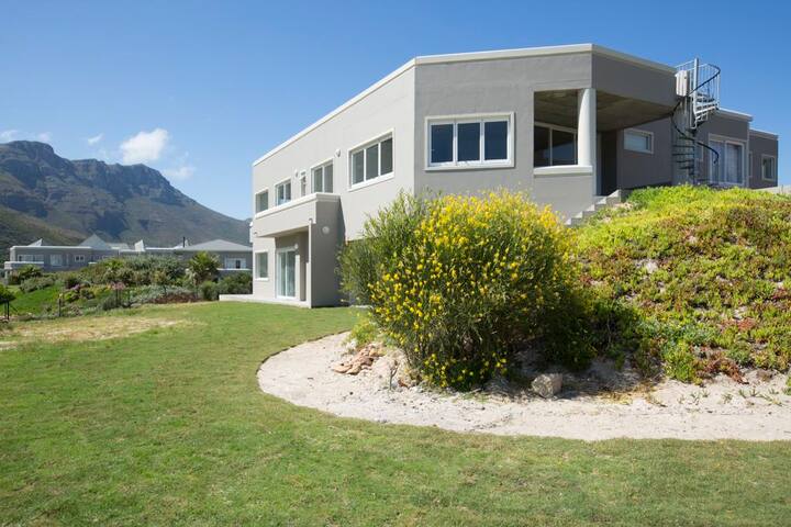 Modern 2 bedroom apartment in Beach Club Hout Bay gallery image 2