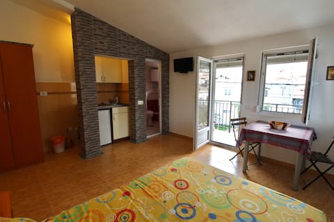 Top Airbnb: Sutomore Studio Apt #5 w/ Balcony near All Beaches in Mirošica 2