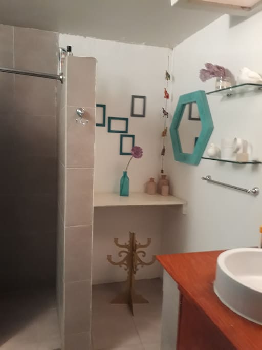 Es un baño decorado con estilo.