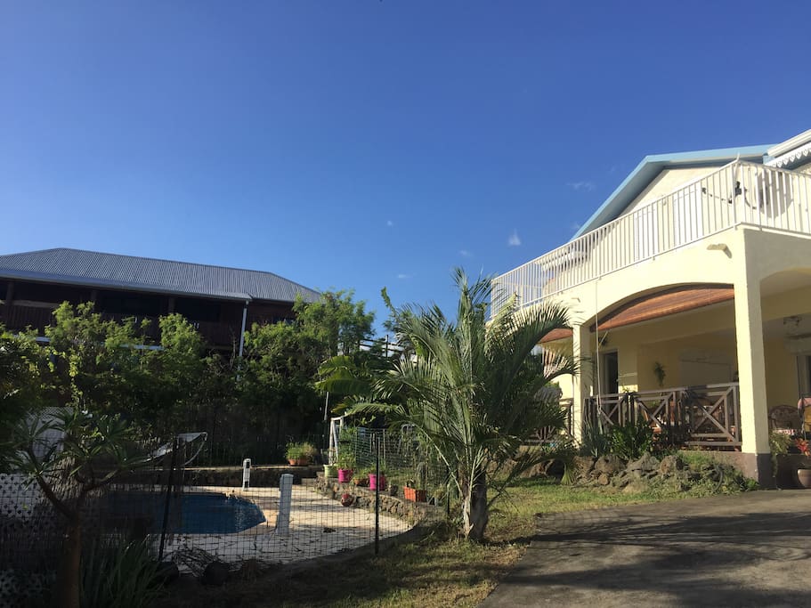 Vue d'ensemble de la maison, du jardin et de la piscine