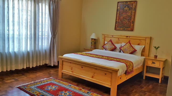 Непалско легло от швейцарски бор с удобен матрак.