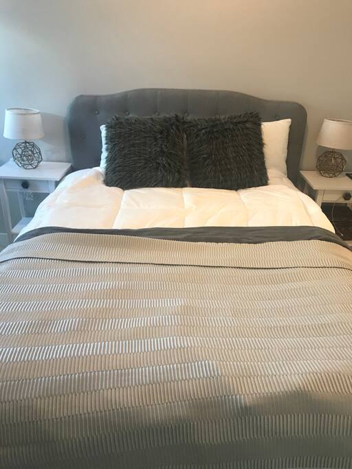 Bedroom (Queen)