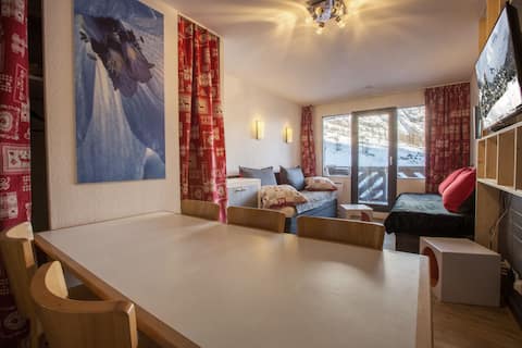 Successful Airbnb property: At the foot of the slopes: Nice renovated apartment 41 m² + balcony in Val D'isère