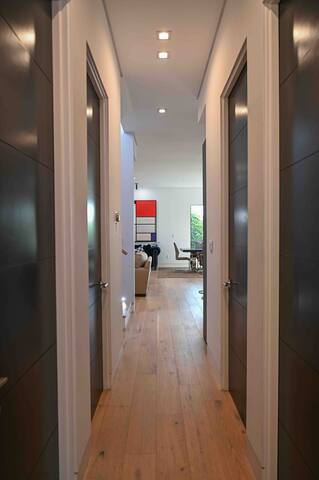 Modern style Home pool & Spa Los Angeles gallery image 2