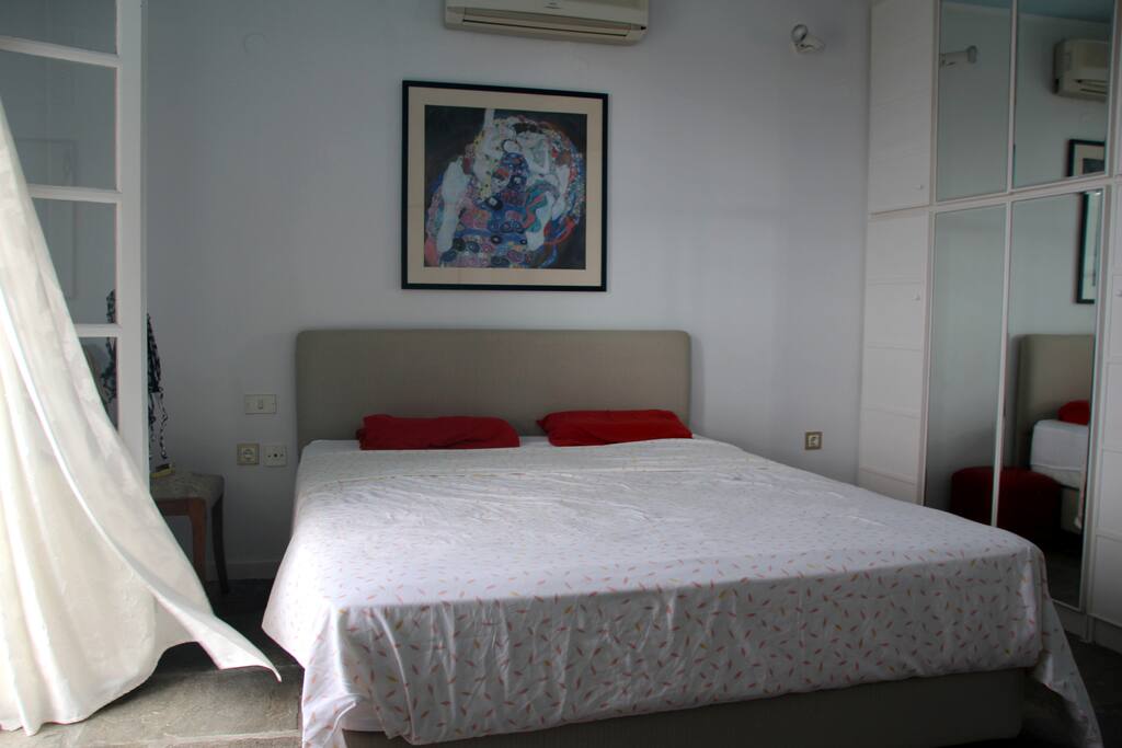 Bedroomroom 1- studio.