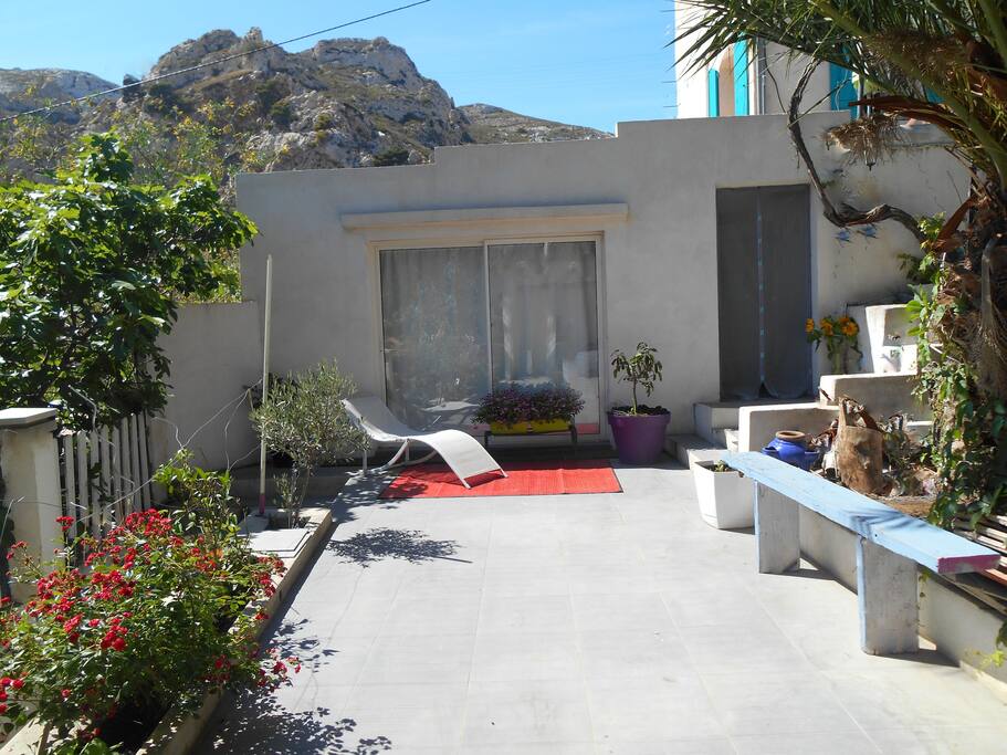 Le Studio est situé dans un endroit calme, il dispose d'une grande terrasse, possibilité de se détendre, faire des barbecues, d'installer une tente, un matelas.