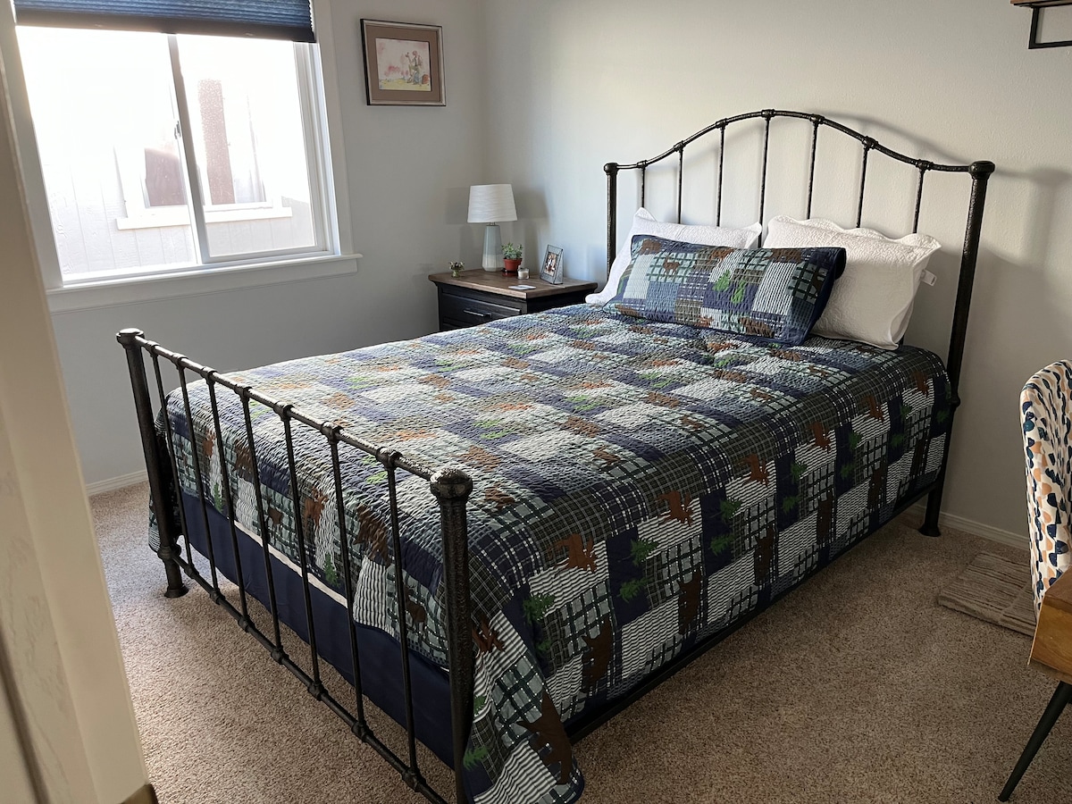 Prednja spavaća soba s radnim stolom. 