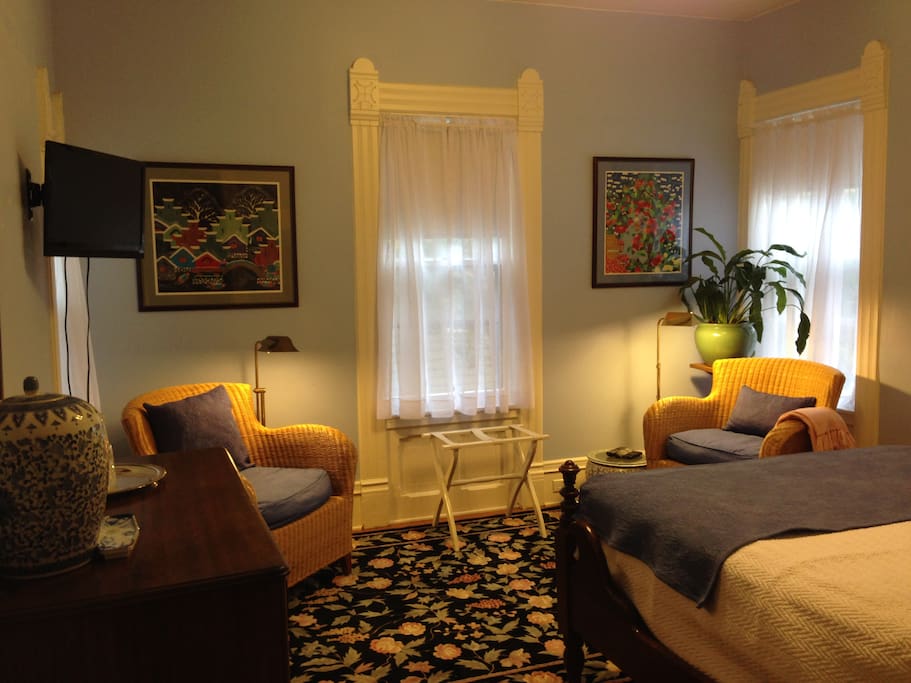 Guest room: In- room seating area with reading lights. Chinese, French and American artwork.