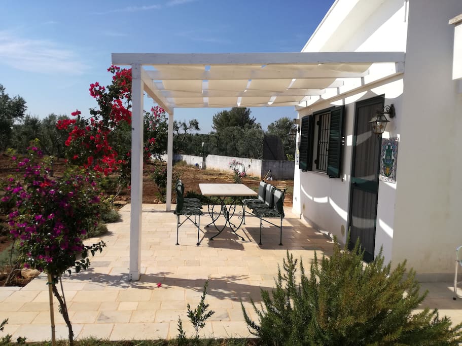Tavolo in pietra con panche