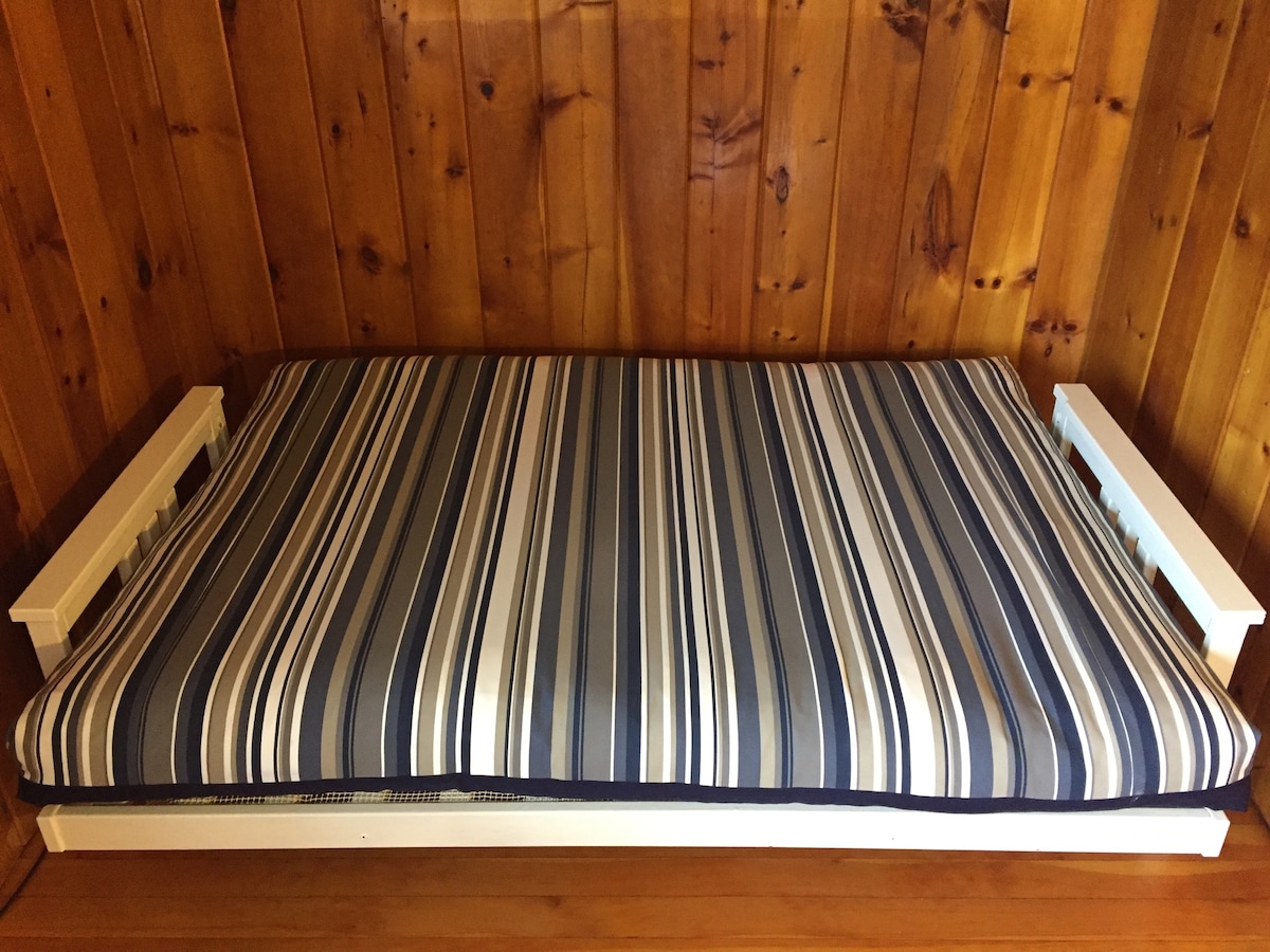 Extra slapen op een futon die uitkomt in een full-size bed.