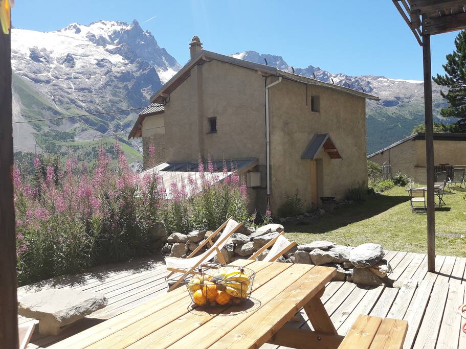 La terrasse face à la Meije