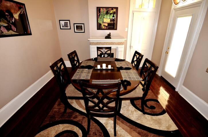 The Vivien House – Beautiful Historic Home gallery image 3