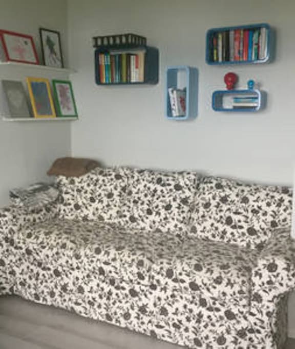 Bedroom with a sofa bed, with extra mattresses, so it is just as comfortable as a normal bed.