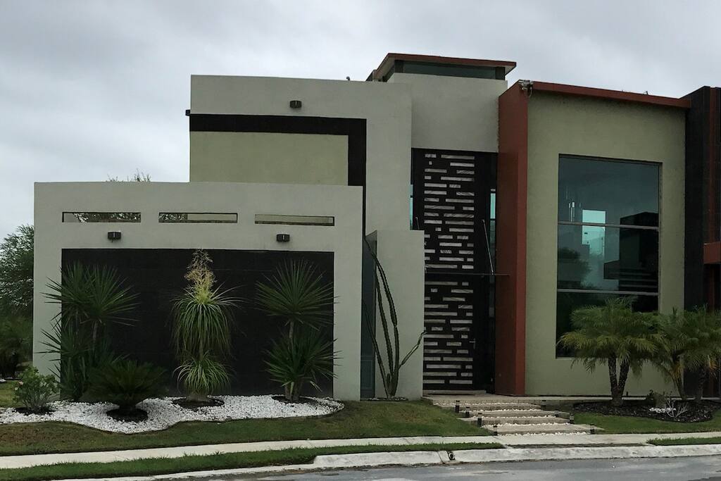 Residencia frente a lago con amplios jardines, gran privacidad y amplia cochera para 3 autos