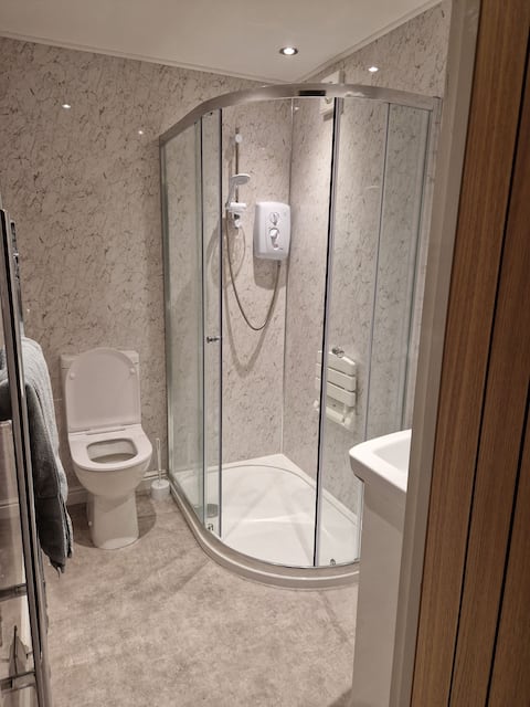 Cosy 1 bed annexe with ensuite and own living room