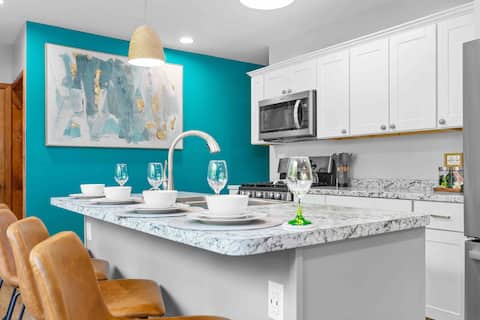 Cozy 2BR | Close to Shopping | Garage Parking