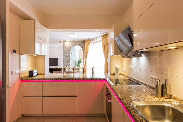 LEGAL and central Luxury Apt., underfloor heating gallery image 3