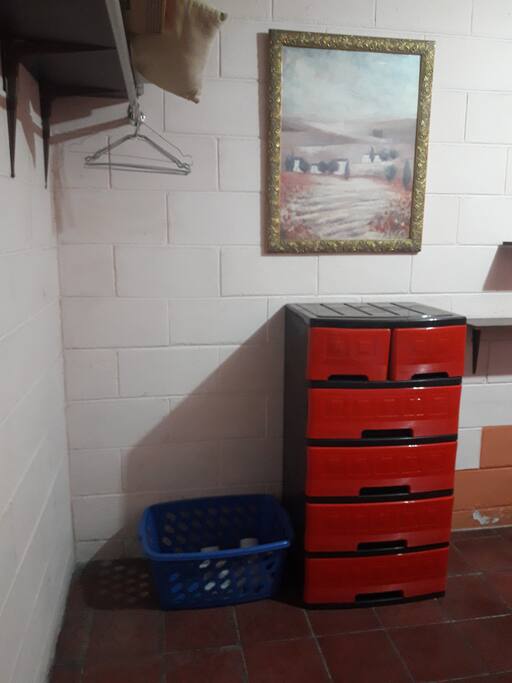 Cuenta con perchero y gavetero.