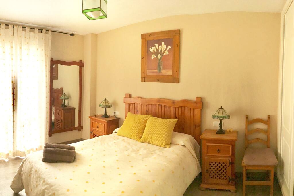 Bonita y cómoda habitación principal con cama de matrimonio